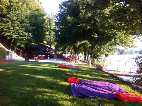 Ko pridete po stopnicah do jezera je na desno travnik, kamor lahko položite dekico, na levo pa je igrišče in pomol iz katerega greste s SUPom v vodo.