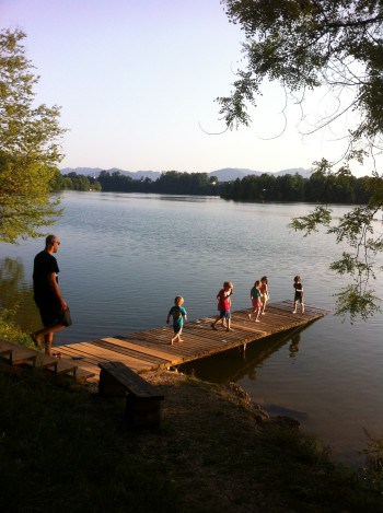 Pomol, iz katerega smo stopili na sup. Na žalost je poškodovan, tako da je treba biti še posebej pozorena na otroke